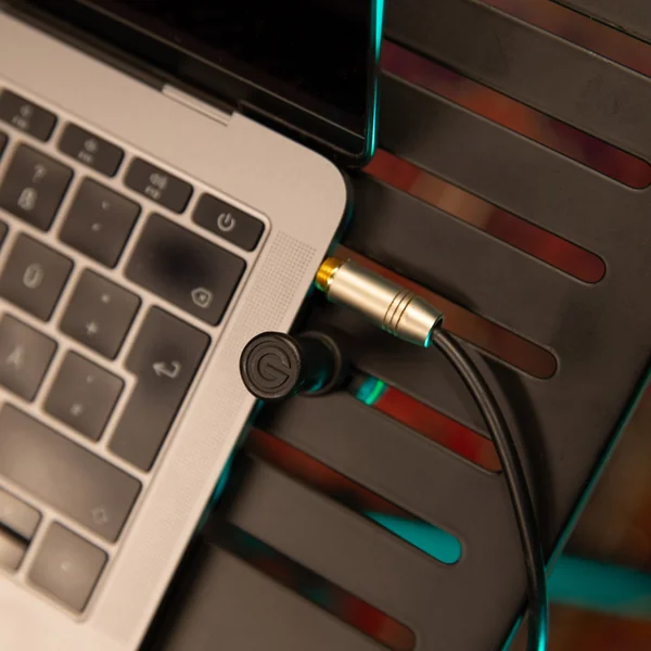 Gravity LTS T 02 B - Universelt laptopstativ med justerbare holdepinde og stålbase, sort