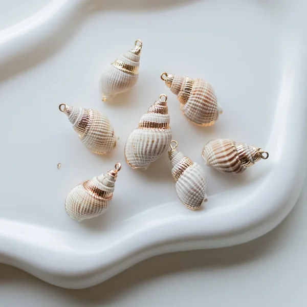 Pendentif coquillage de 20 à 30 mm avec bordures dorées - Naturel x1