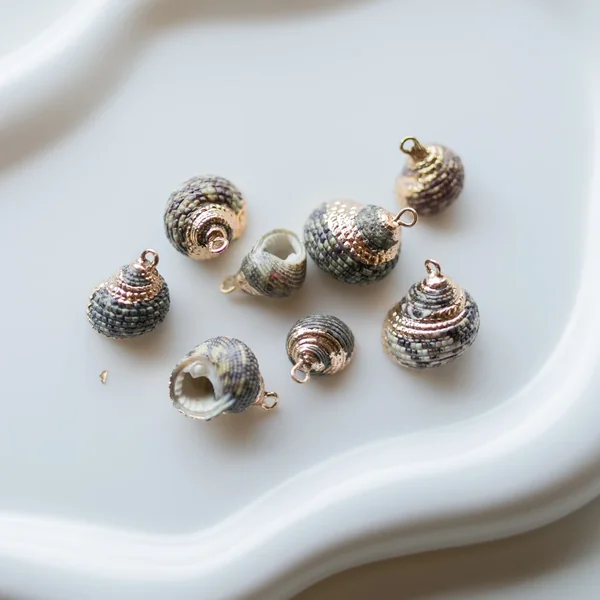 Pendentif coquillage tacheté de 15 à 20 mm avec bordures dorées - Gris - Noir x1