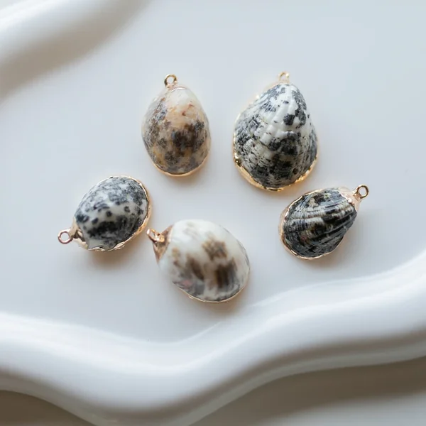 Pendentif coquillage tacheté de 25 à 30 mm avec bordures dorées - Marron Beige x1